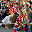 Kronprinsen og Kronprinsessen tok seg god tid til å hilse på før de dro videre til Froland kommune (Foto: Gorm Kallestad / Scanpix)